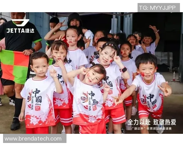 足球明星的女儿在比赛中精彩进球引发全场欢呼与关注