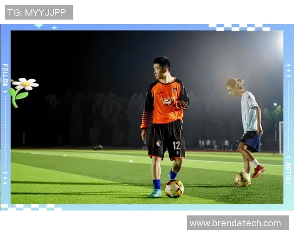 足球明星脱口秀：揭秘绿茵场背后的故事与趣闻，欢笑与感动齐飞扬